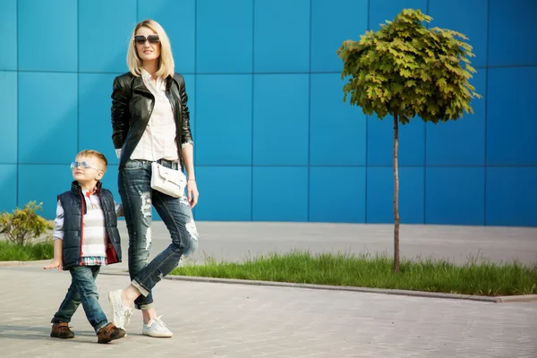 Moda aile kavramı. Güzel genç anne ve onun çocuk wal
