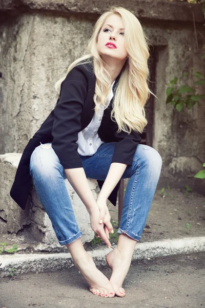 Sexy  blond woman in trendy jeans, white shirt and black jacket — Stock Photo, Image