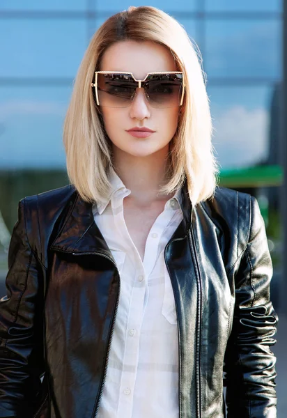 Fashion portrait of stylish beautiful woman in leather jacket an — Stock Photo, Image