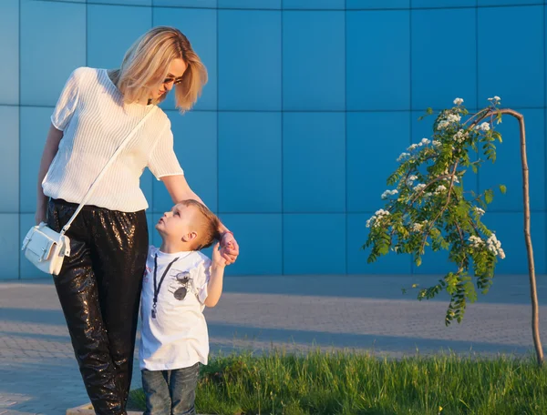 Glad familj koncept. Vacker mor pratar med barnet. — Stockfoto