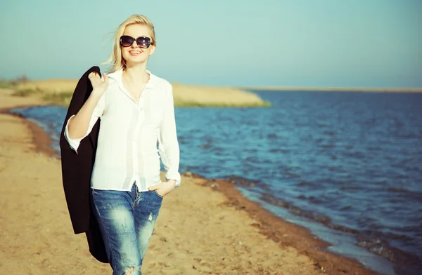 Joyeux jeune femme profitant du soleil et du beau temps à la mer . — Photo