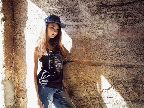 Straßenmodefoto. junge schöne Frau in trendigen Jeans und — Stockfoto