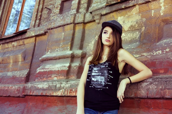 Retrato de moda de rua de jovem mulher bonita na moda casua — Fotografia de Stock