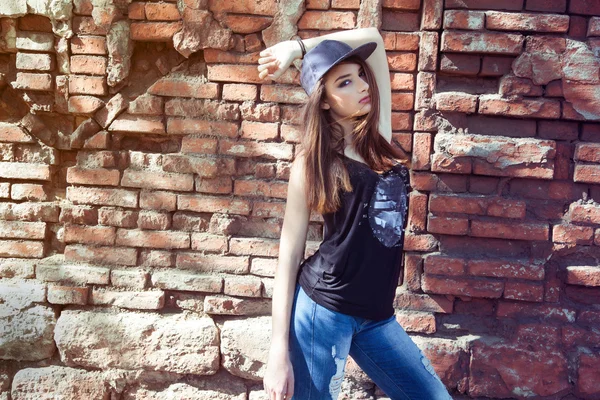 Hermosa y sexy mujer adolescente en ropa de moda sobre el ladrillo bacgr — Foto de Stock