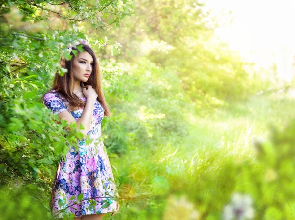 夏パーに立っている美しい少女のロマンチックな肖像画 — ストック写真