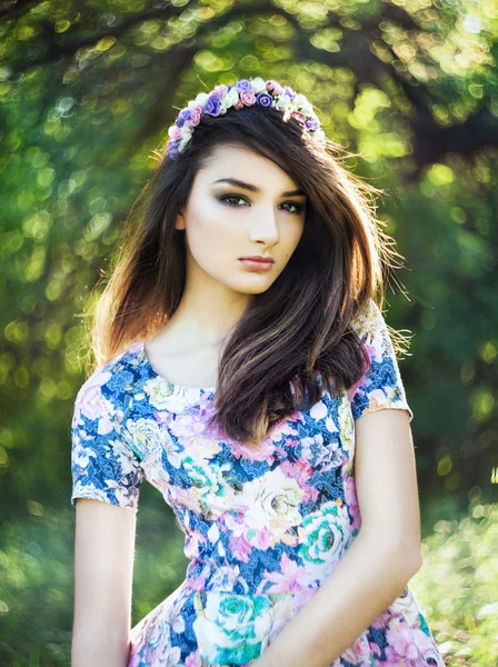 Όμορφη νεαρή γυναίκα στο floral φόρεμα και στεφάνι από λουλούδια ov — Φωτογραφία Αρχείου