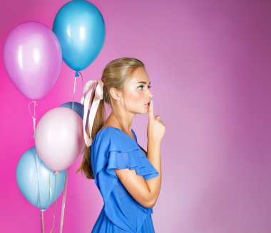 Balon olan bir oyuncak bebek gibi prytty kadın bakmak portresi kapatın 