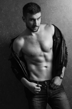 Siyah deri jucket ve ceket yakışıklı kaslı adam portresi