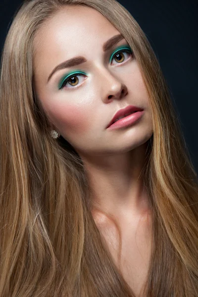 Glamour portrait of beautiful woman model with bright makeup and — Stock Photo, Image