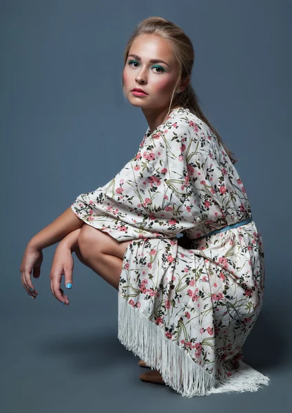 Hermosa mujer en vestido floral romántico posando en el estudio . — Foto de Stock