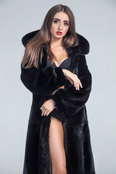 Beautiful brunette woman wearing mink fur coat. Fashion, beauty. — Stock Photo, Image