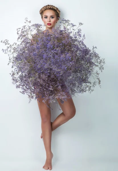 Retrato de moda de bela jovem mulher nua sob grande bouq — Fotografia de Stock