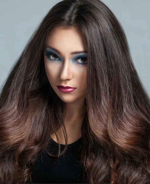 Uzun renkli kahverengi saçlı güzel genç kadın portresi bir — Stok fotoğraf