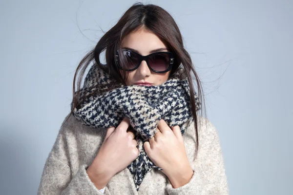 Autumn woman wearing scarf and sunglasses. Studio fashion photo — Stock Photo, Image