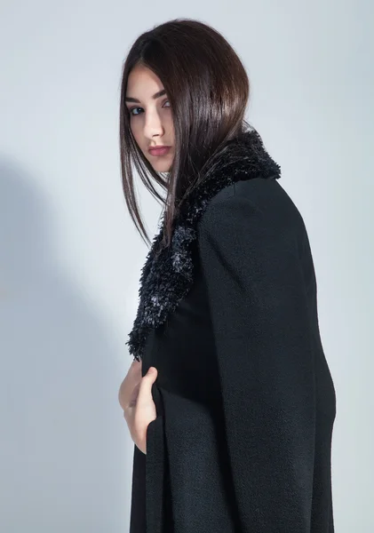 Moda trendy siyah cardi şık bautiful kadın portresi — Stok fotoğraf