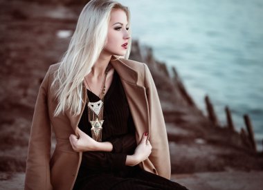 Siyah uzun elbise, zarif kadının fotoğrafını yüksek moda ceket bir