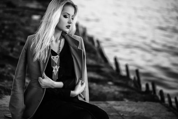 Emotivo retrato de hermosa mujer joven en collar de moda un —  Fotos de Stock