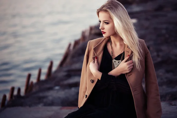 Foto de alta moda de mujer elegante en vestido largo negro y estilo — Foto de Stock