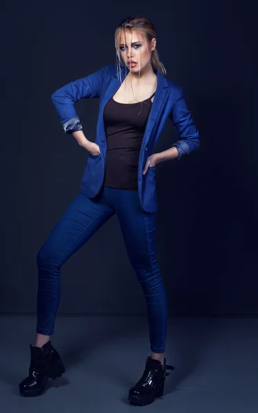 Retrato de comprimento completo jovem mulher elegante em casaco azul, jeans a — Fotografia de Stock