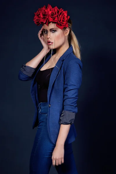 Retrato de moda de arte de mulher jovem elegante em jacke moda azul — Fotografia de Stock
