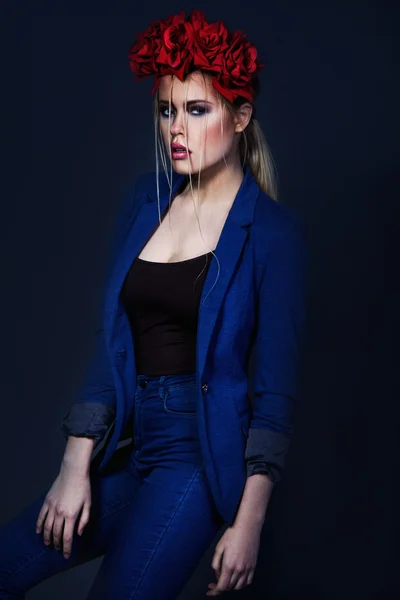 Retrato de moda de arte de mujer joven con estilo en jacke azul de moda — Foto de Stock