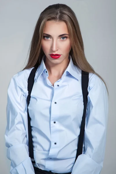Close up retrato de atraente jovem mulher em camisa azul e su — Fotografia de Stock