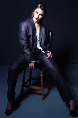 Seksi ve güzel genç kadın takım elbise. Moda bakmak ve mak