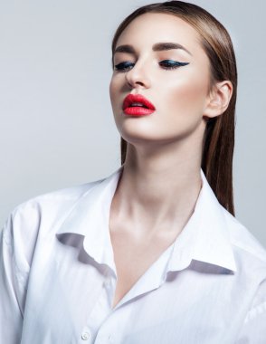 Yüksek moda makyaj genç kadının Beyaz gömlekli. Kırmızı dudaklar ve