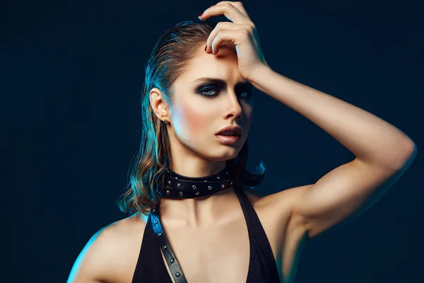 Art Fashion portret op jonge vrouw met donkere creatieve make-up een — Stockfoto