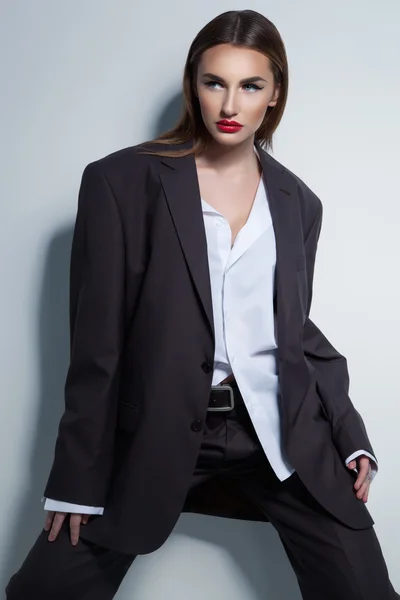 Mode studio porträtt av en ung vacker brunett flicka i m — Stockfoto