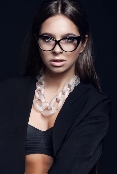 Modeporträt der schönen stilvollen Frau mit Brille abd Trend — Stockfoto