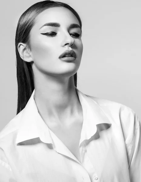Maquillaje de alta moda de mujer joven en camisa blanca. labios rojos y —  Fotos de Stock