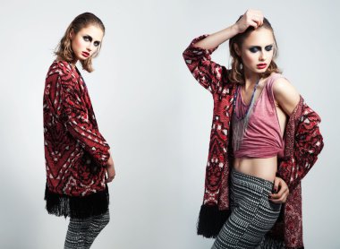 Dalgalı saçlı güzel mutlu boho moda genç kadın. Hippi 