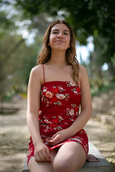 Parktaki genç bir kadının portresi.