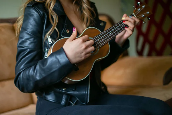 Girl Plays Acoustic Ukulele Living Room She Taking Classes Online — Stock Photo, Image