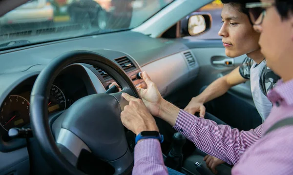 Dos Jóvenes Una Sesión Conducción Instructor Está Enseñando Joven Conducir — Foto de Stock