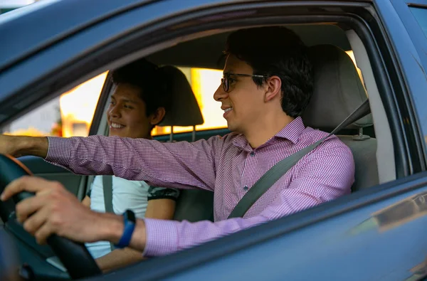 Dois Jovens Numa Sessão Condução Instrutor Está Ensinando Jovem Dirigir — Fotografia de Stock