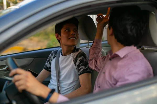 Dwóch Młodych Mężczyzn Sesji Jazdy Instruktor Uczy Młodzieńca Prowadzić — Zdjęcie stockowe