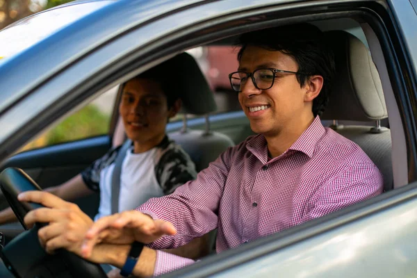 Dwóch Młodych Mężczyzn Sesji Jazdy Instruktor Uczy Młodzieńca Prowadzić — Zdjęcie stockowe
