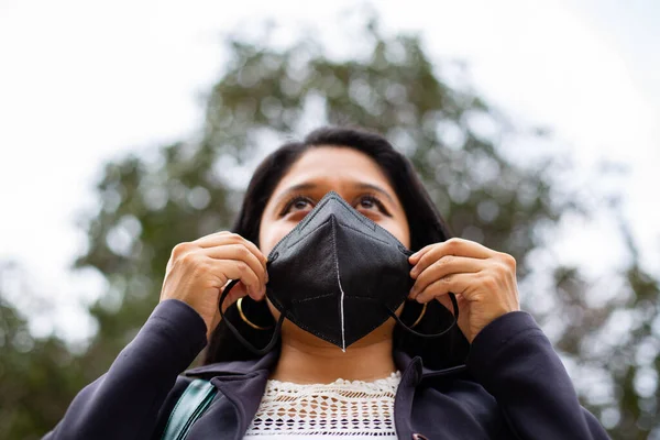 Primer Plano Empresaria Latina Que Llevaba Una Máscara Facial Por — Foto de Stock
