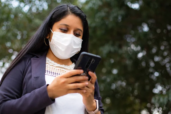 Latin iş kadını, covid 19 salgını sırasında koruyucu sebeplerden dolayı maske takıyor..