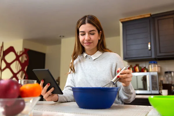 Mujer Joven Está Aprendiendo Cocinar Con Tableta Ella Sonríe Ella —  Fotos de Stock