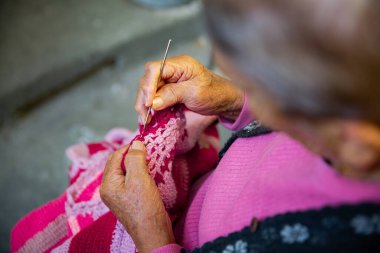 Akşamları evde örgü ören yaşlı kadın..