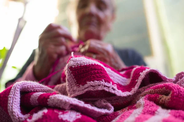 Mujer Vieja Tejiendo Casa Por Noche — Foto de Stock