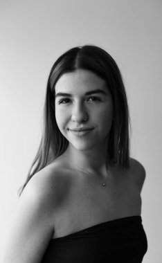 Bir güzelin siyah beyaz portresi. Siyah bir kazak giyiyor.