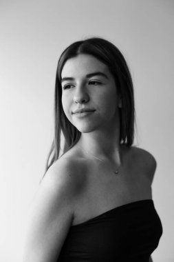 Bir güzelin siyah beyaz portresi. Siyah bir kazak giyiyor.