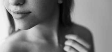 Genç bir kadının siyah beyaz portresini kapat..