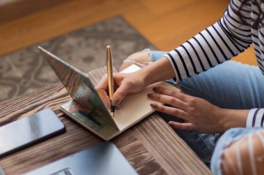 Mutlu ve güzel bir genç kızın kapanışı defterine oturuyor ve yazıyor..