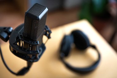 Stüdyo yoğunlaştırıcı mikrofon ve kulaklık, bulanık arkaplan