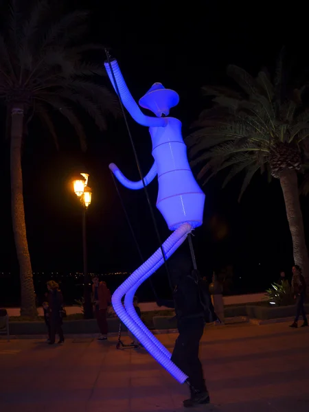 Marionetta illuminata alta 20 piedi sul Balcon de Europa a Nerja Spagna — Foto Stock